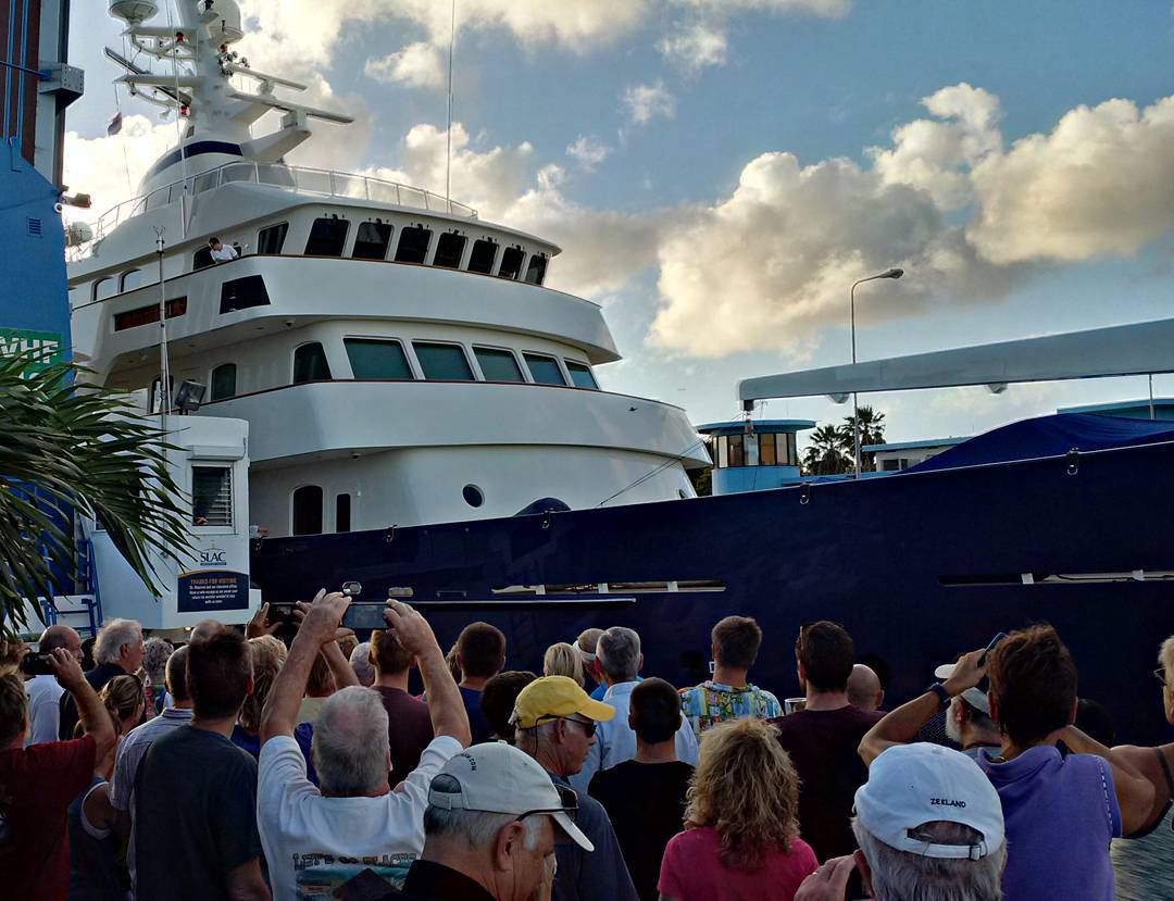 Talk about a tight fit! The Mega Yacht Turmoil barely fitting through the Simpsons Bay Bridge during the 17:00 bridge opening yesterday. Fortunately ARAVILLA has a bit more space when we transit this one!