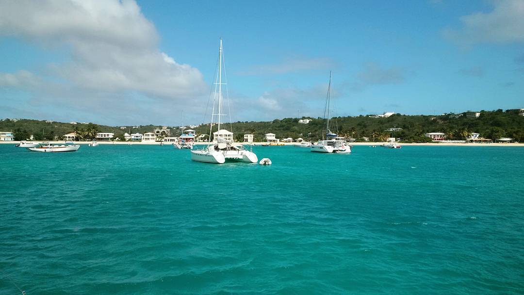 The beautiful turquoise waters of Road Bay, Anguilla on a perfect sailing Sunday aboard @sy_aravilla