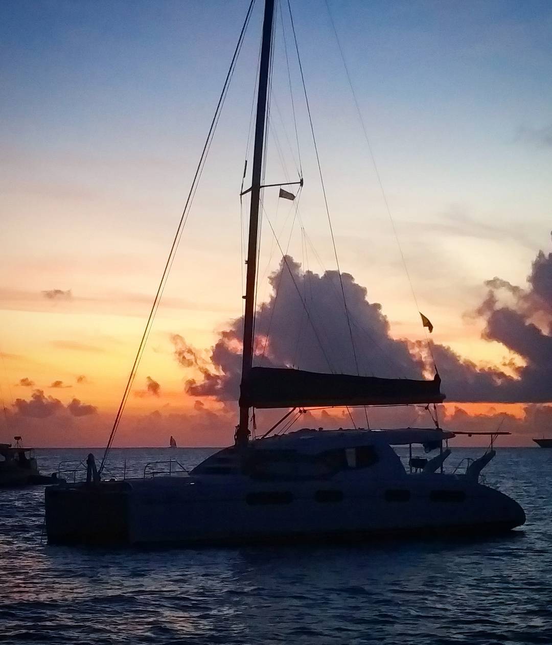 Another peaceful night in the Caribbean – absolutely spectacular! Spot all the action in the background too! If you like evenings like this, drop us a line and come visit